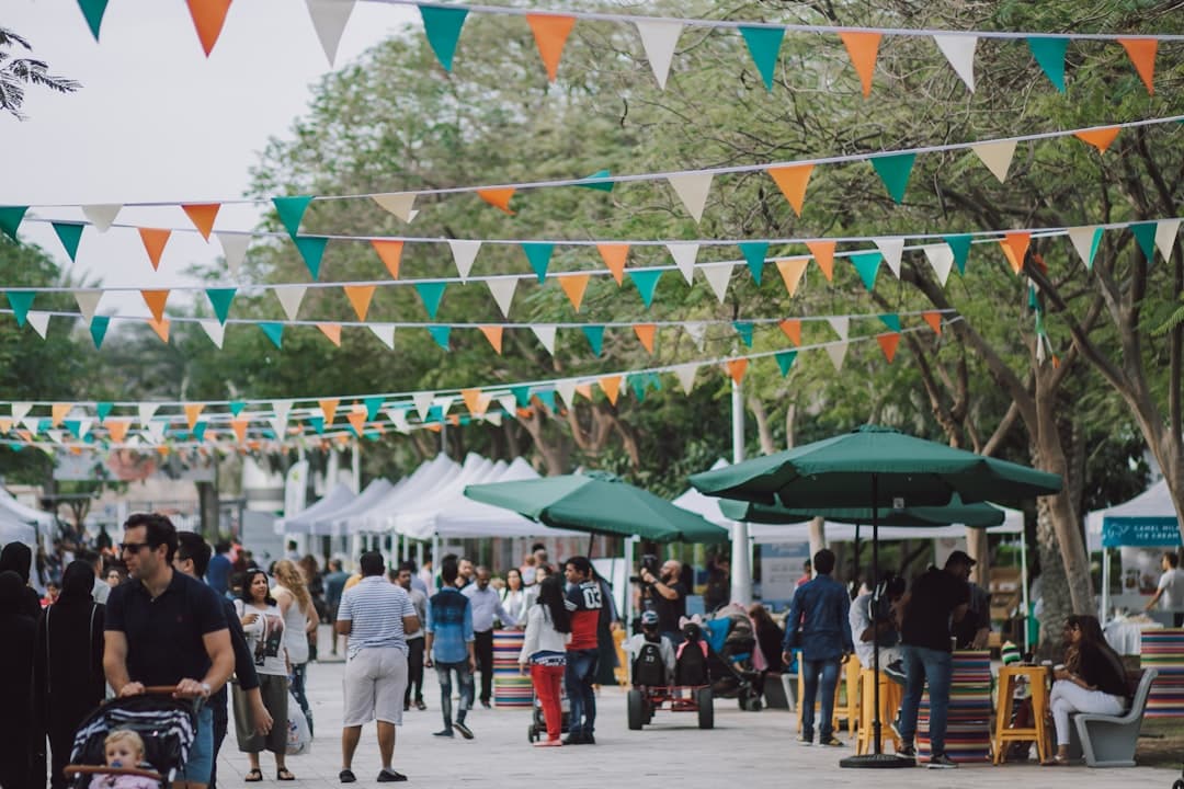 Festivalscene med publikum i bysentrum